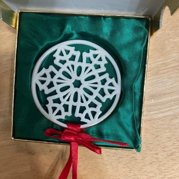 Vintage Lenox China Snow Star Pierced Snowflake in original box - Picture 3 of 3